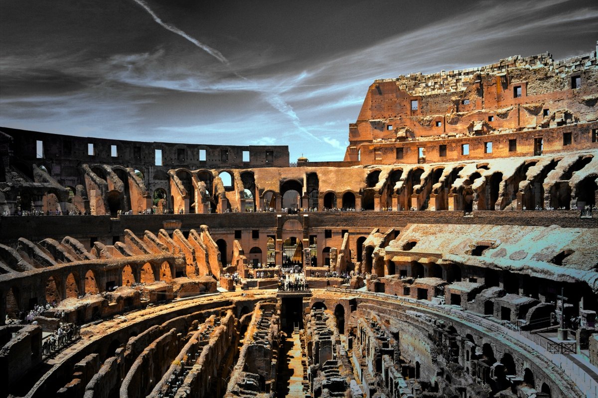Первый колизей. Землетрясение в Рим Колизей. Колизей в Риме раньше. Разрушенный Римский Колизей. Колизей семь чудес света.
